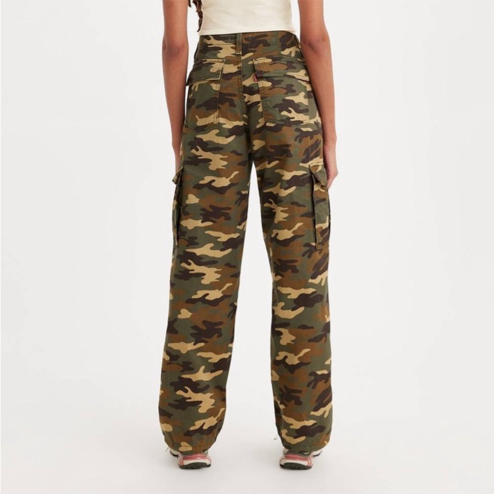 Levi's Mid-Rise '94 Baggy Cargo
Wide Leg Jeans - Green Emily Camo NWT - Picture 2 of 9